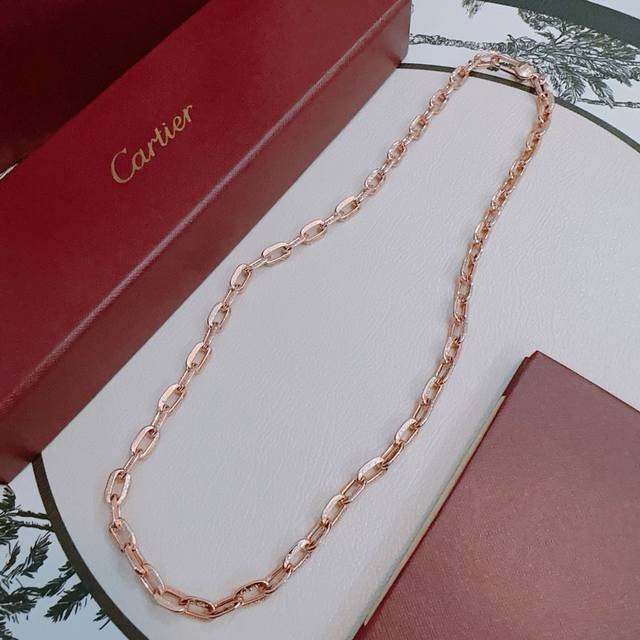 The new Cartier necklace with diamonds is made of V gold. The quality is perfect