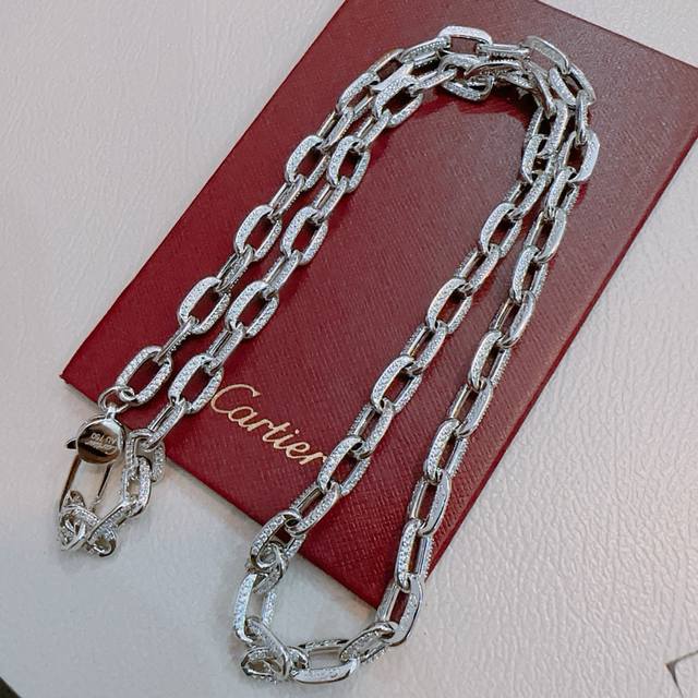 The new Cartier necklace with diamonds is made of V gold. The quality is perfect