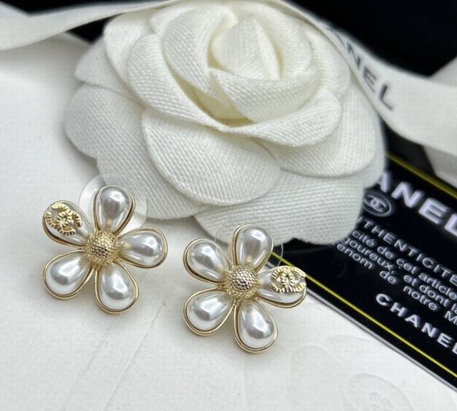 Chanel This design I really like Chanel's camellia letter pearl earrings. The la