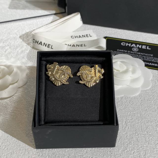 2025 Chanel earrings include the classic Coco Crush series, which uses 18K gold