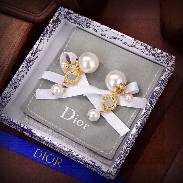 Dior's new collection, beloved by top brands, features Dior's new letter earring
