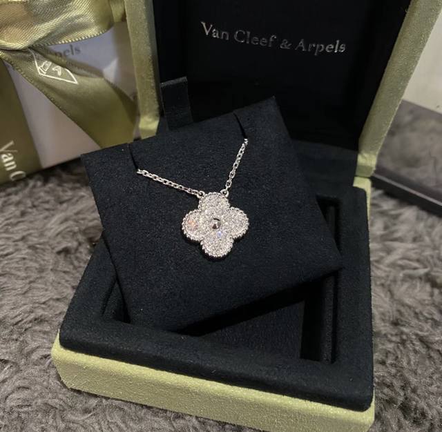 B838 Four-leaf clover full diamond single flower necklace with a super straight