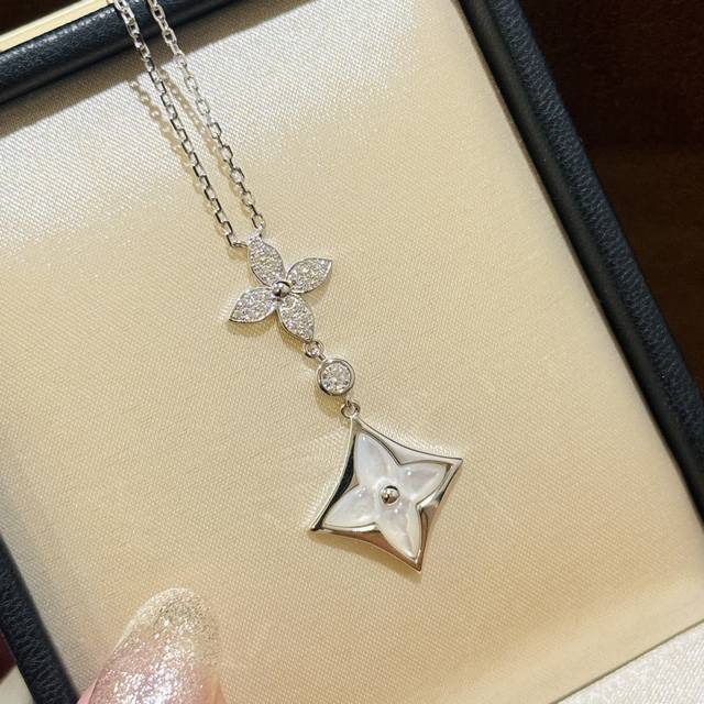 A4 Fashion brand Donkey's new four-leaf clover double flower tassel flower neckl