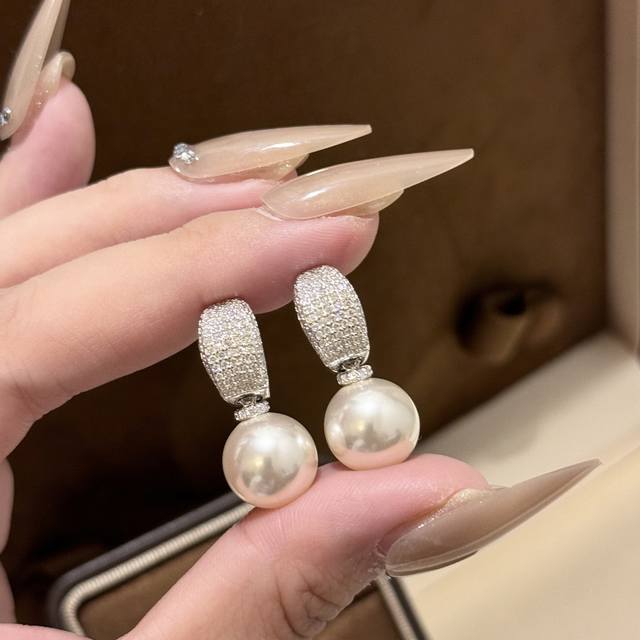 A6815 Popular Mikimoto pearl and diamond stud earrings, a super popular and vers