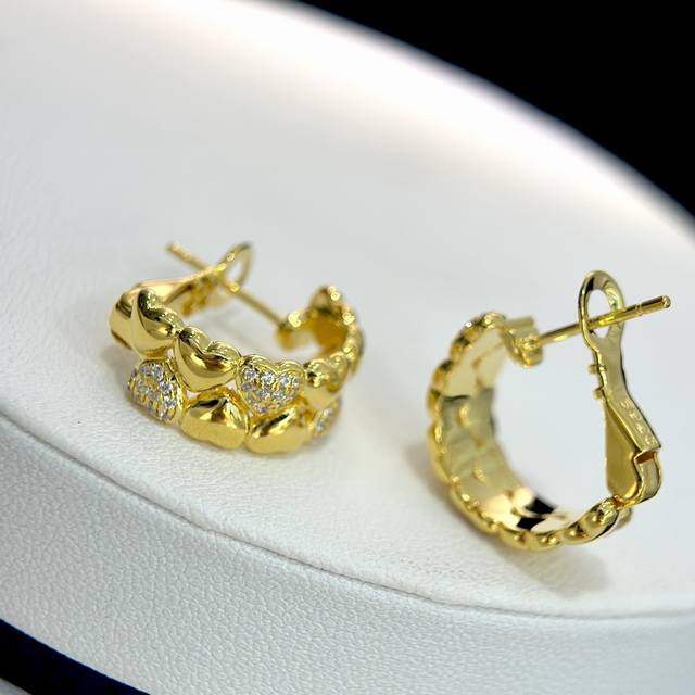 A3404 New European and American brand half diamond heart earrings, the same styl