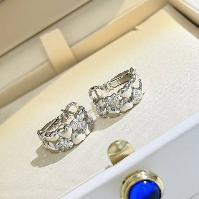 A3404 New European and American brand heart half diamond earrings, the same styl