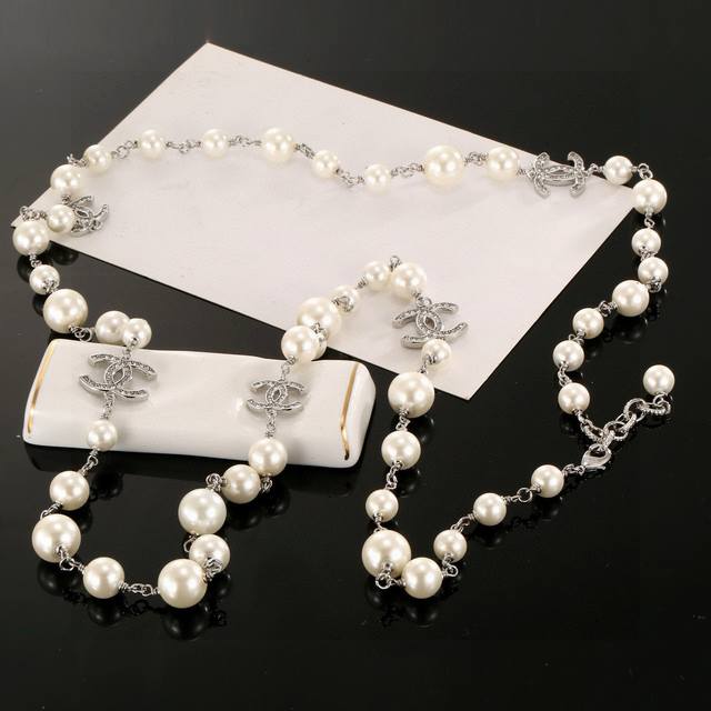 Autumn and winter sweater chain Chanel sweater chain can be worn overlapping Cha