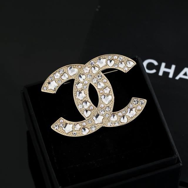 Ch Nel's latest crystal brooch is incredibly sophisticated and eye-catching. Cry