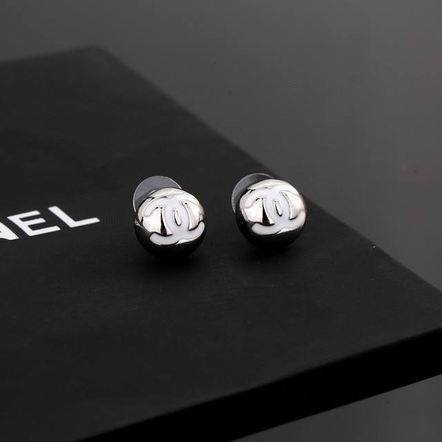 Xiaoxiang's new Chanel perfume bottle earrings are exactly the same as the orig