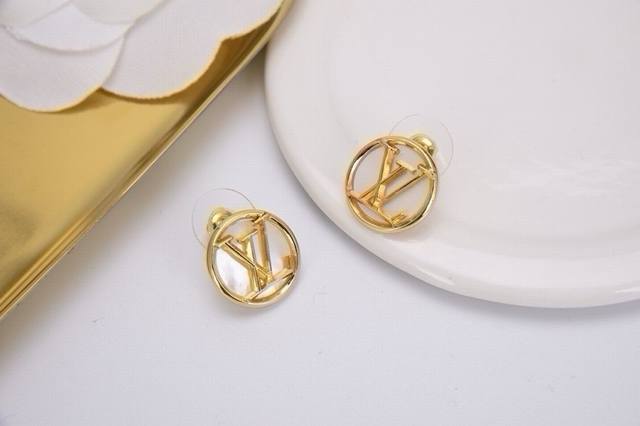 Seiko's Louis Vuitton letter earrings can be worn two ways. Adhering to exquisi