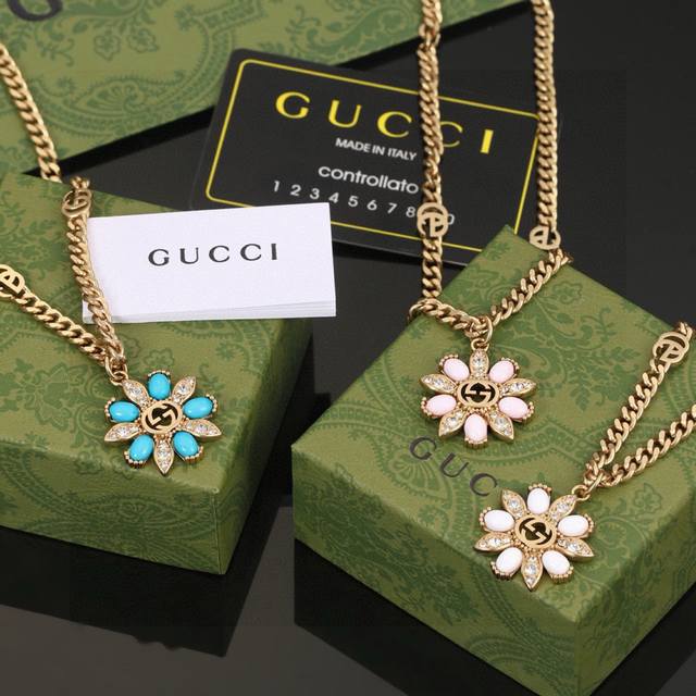 The Gucci Double G necklace, as the brand's iconic element, uses the brand's in