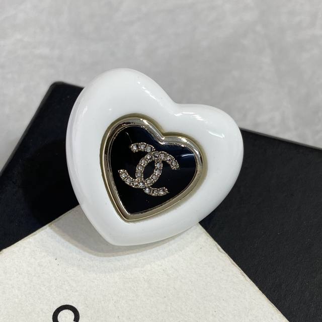 Xe0796 Scented Bow Double C Earrings Highly recommended! A timeless classic, thi