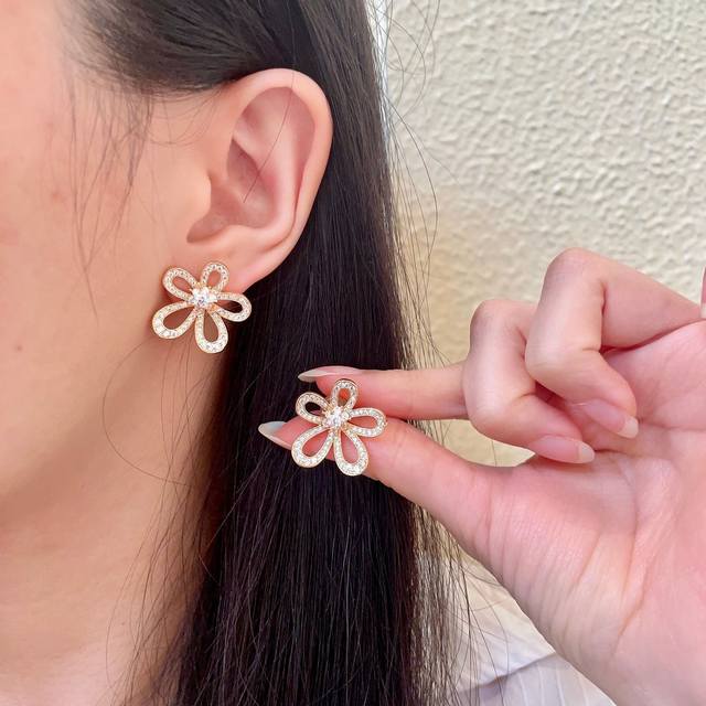 Vca Van Cleef & Arpels' full diamond four-leaf clover earrings make your face lo