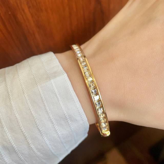 Hot and popular Dior Dior hot D crystal diamond bracelet counter with the same m