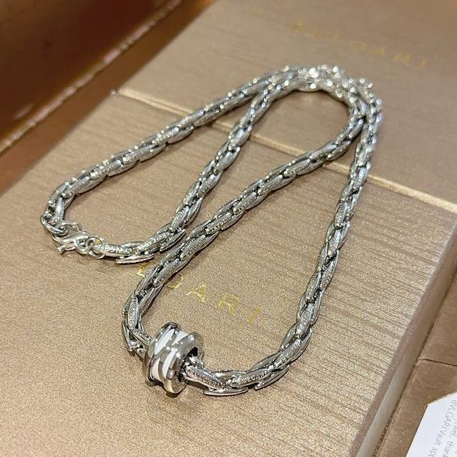 Bulgari necklace made of V gold. The Bulgari Divas' Dream collection is impecca