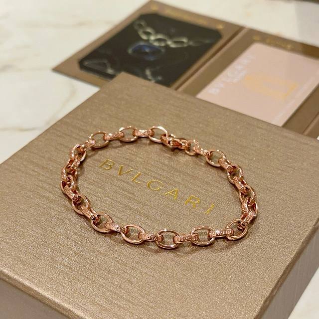 Bulgari Divas' Dream bracelet, made of V-gold, is impeccable in appearance and