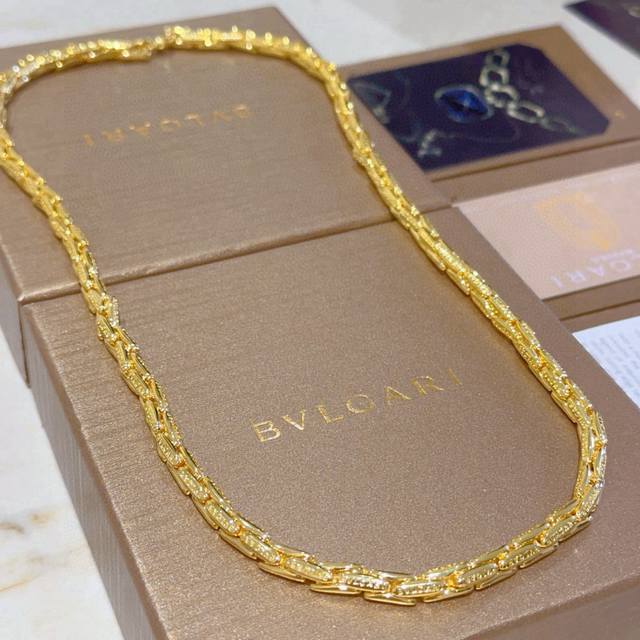 Bulgari necklace made of V gold. The Bulgari Divas' Dream collection is impecca