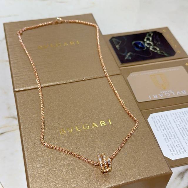 Bulgari necklace in rose gold. The Divas' Dream collection is impeccable in appe