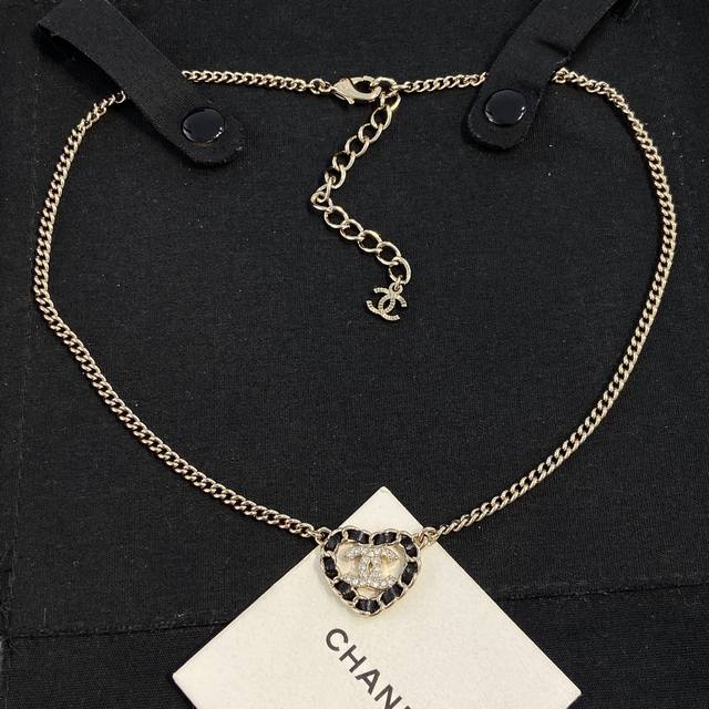 Xx0386 Ch Nel Black leather heart hollow necklace