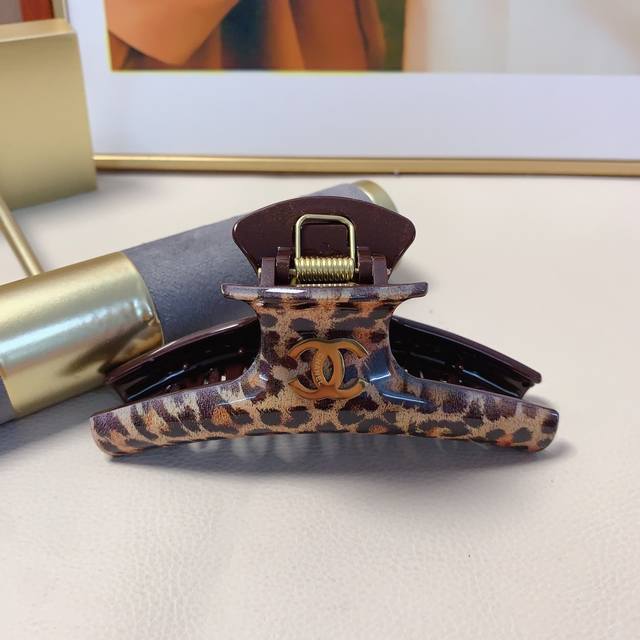 chanel Xiaoxiang Chanel grab clip acetate leopard print titanium steel Logo grab