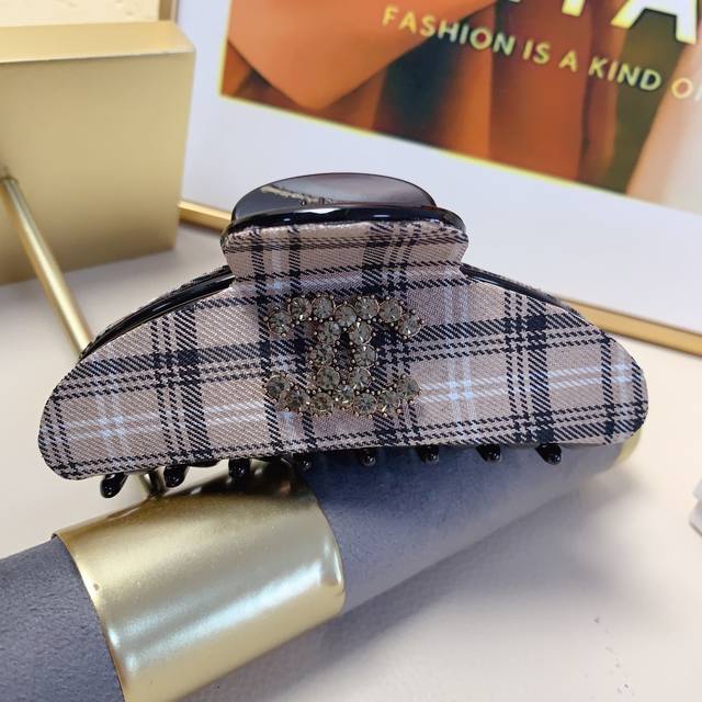 chanel Xiaoxiang Chanel grab clip grid full diamond logo grab clip temperament v