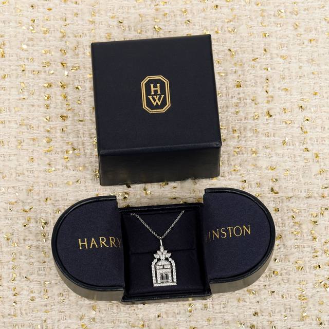 208752 We offer the Lucky Gate necklace, customizable with real gold and diamond