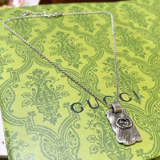 The latest Gucci necklace series features a higher-end chain, the same style as