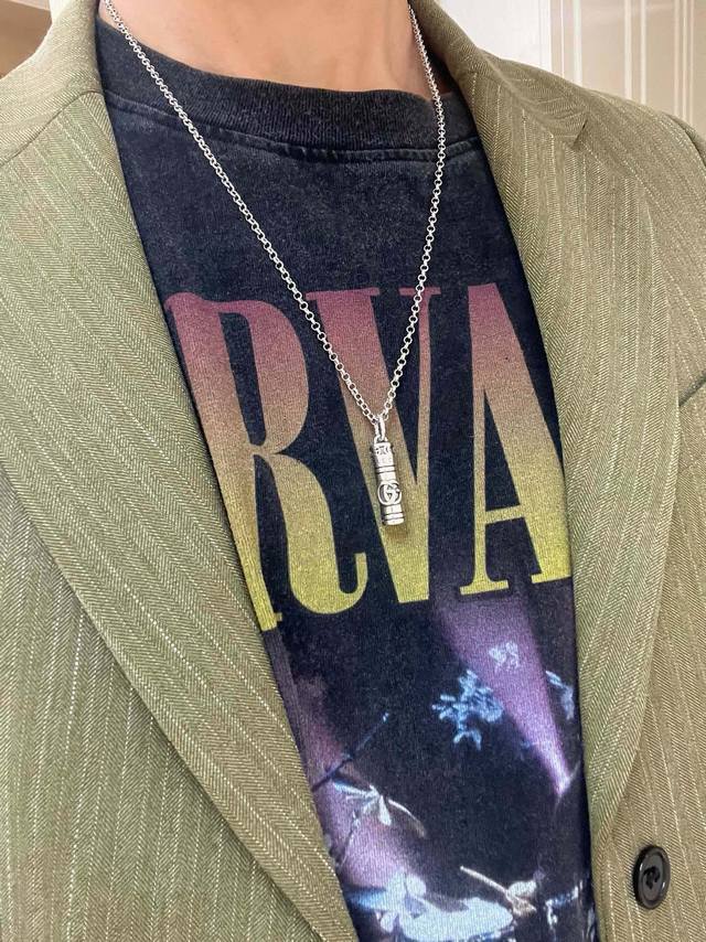 The latest Gucci necklace, a higher-end chain, is also seen on celebrities. Thi