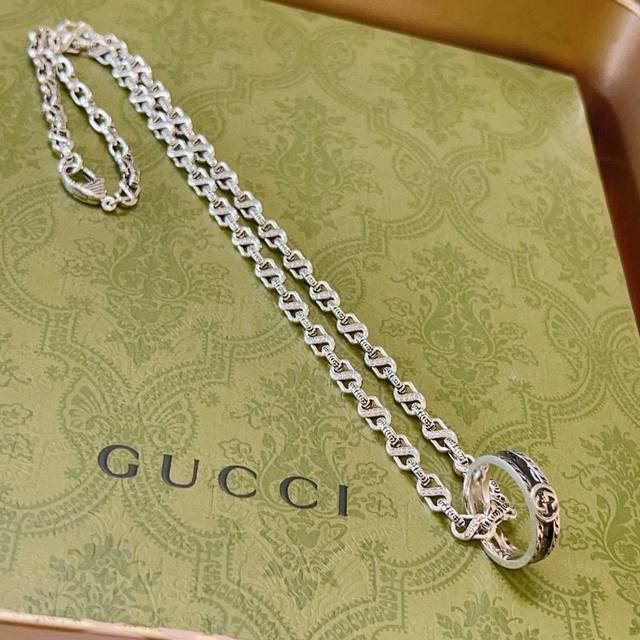 The latest Gucci necklace, a higher-end chain, the same style as celebrities. A