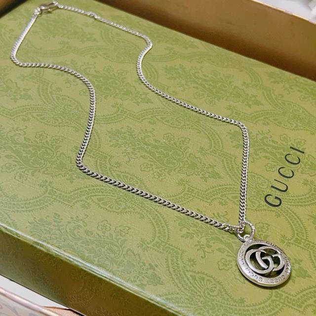 The latest Gucci necklace, a higher-end chain, the same style as celebrities. A