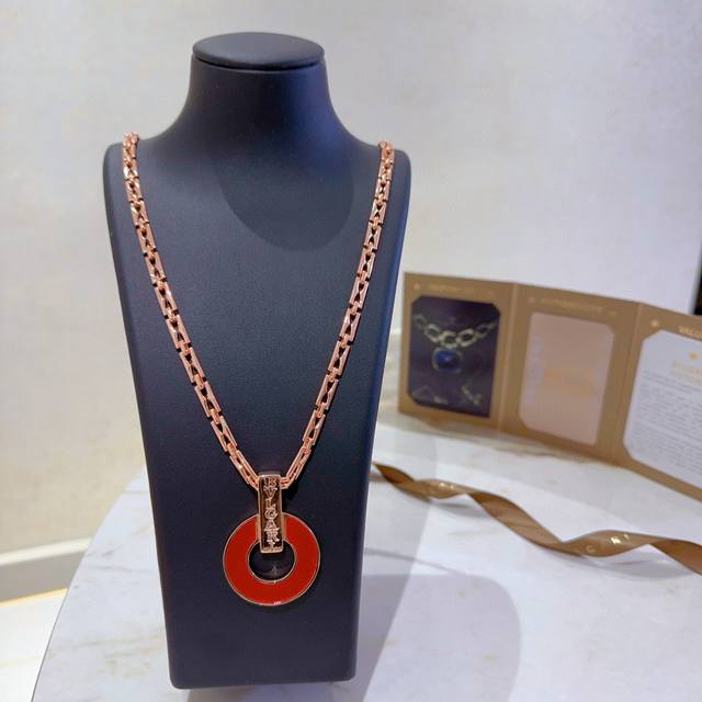 Bulgari necklace made of V gold. The Bulgari Divas' Dream collection is impeccab