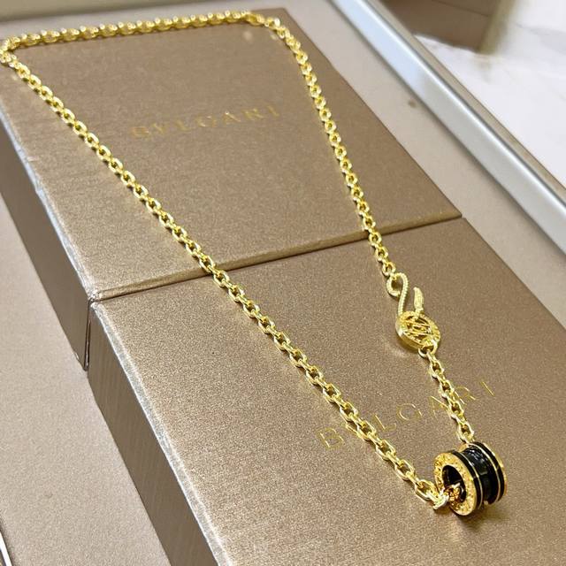 Bulgari necklace in V gold. The Bulgari Divas' Dream collection is impeccable i