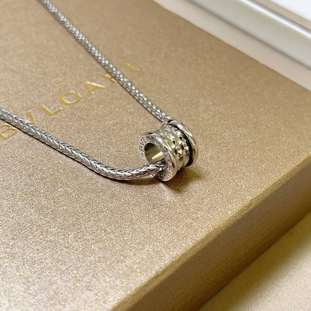 Bulgari necklace made of V gold. The Bulgari Divas' Dream collection is impecca