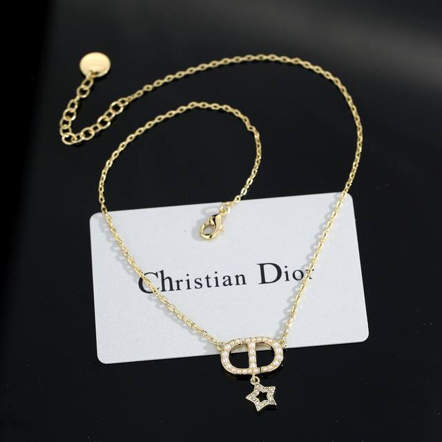 Dior's hot-selling new necklace features a new CD letter star pearl necklace, un