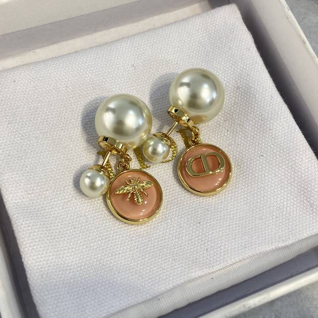 De0206 Di R Bee Cd Resin Pearl Earrings 25th year early spring Cruise's latest m