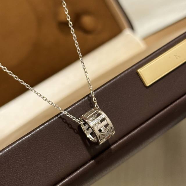 Sy087 Co. Roman numeral Passepartout polished necklace. Classic and simple polis