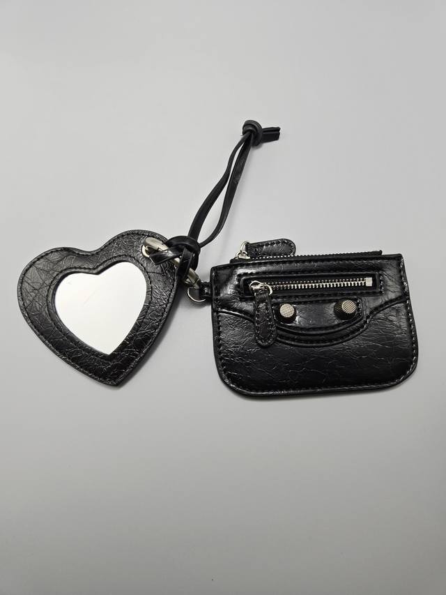 New Balenciaga keychain is simple and elegant with rich gold texture, and looks