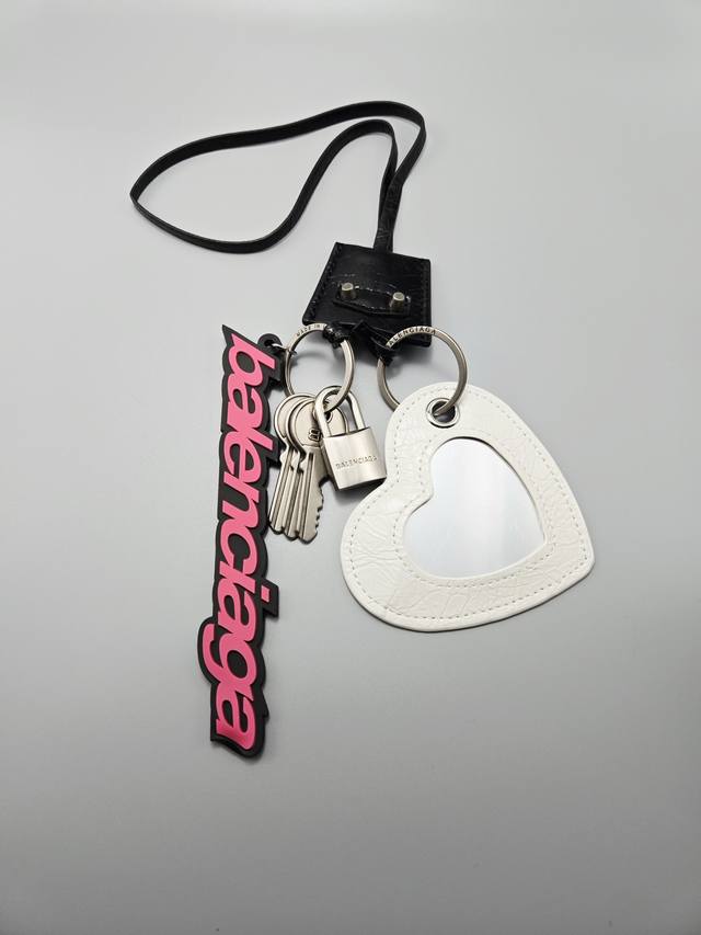 Balenciaga keychain is simple and elegant with rich gold texture, and looks gre