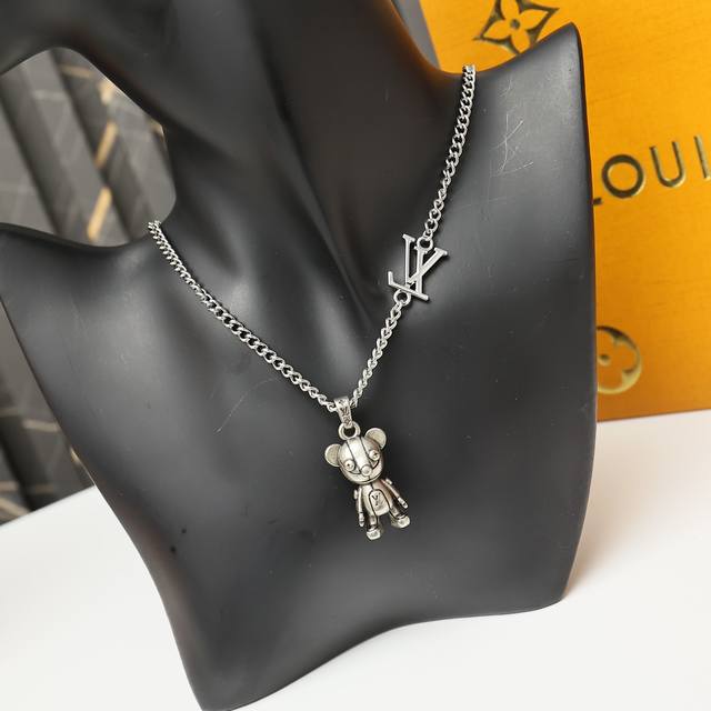 Lv Louis Medium Pendant Mo3490 This Lvlouis Mecum pendant features a teddy bear