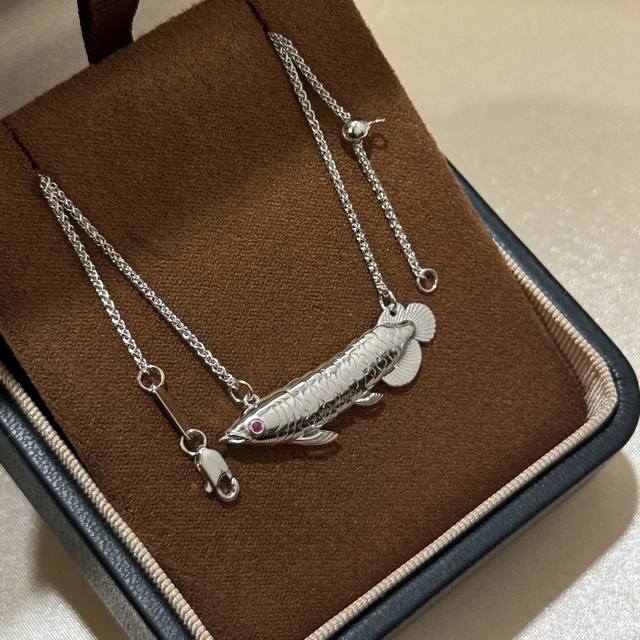 A6686 A silver dragon fish necklace with a stylish and individual design. The sp