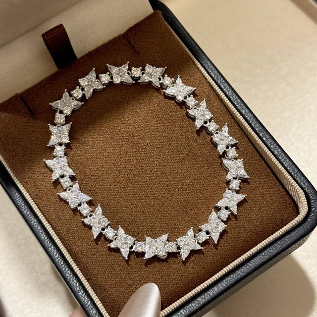 A6796 T 's new flower cluster water drop bracelet is made of 5A high carbon diam