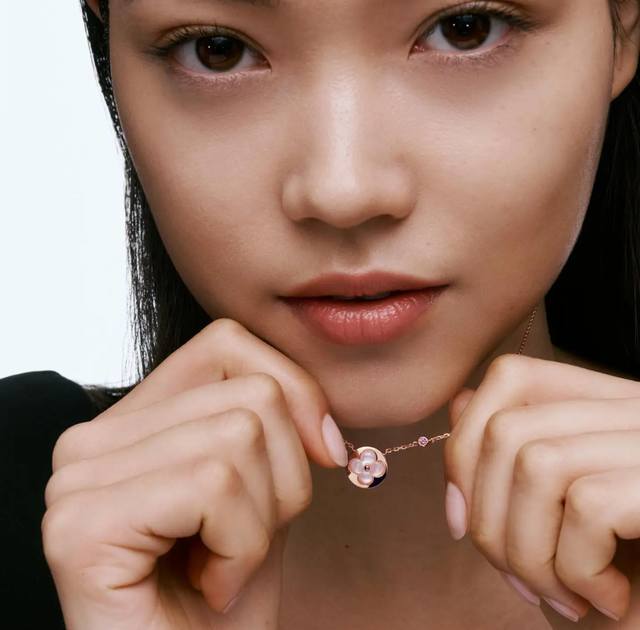 V Gold 2140210 Pink Diamond High-Quality Edition Lv Round Pink Shell Necklace. B