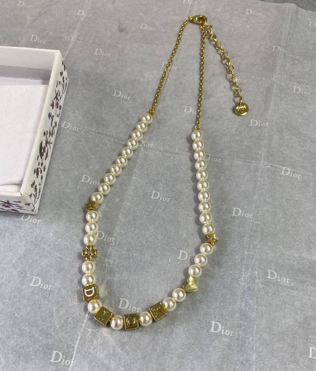 Dx0149 D Floral Sugar Cube Dice Pearl NecklaceI love it so much! The three-dimen
