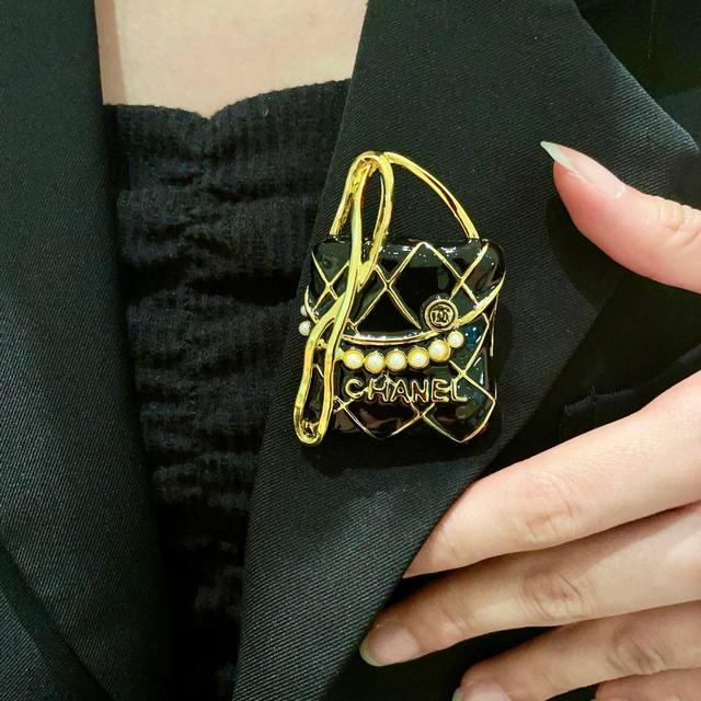 Chanel bag letter double C brooch