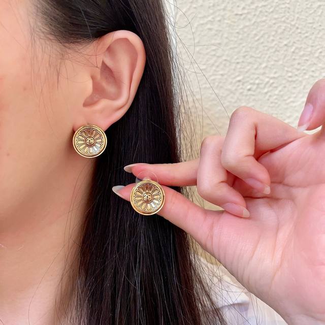 Chanel round vintage double C earrings