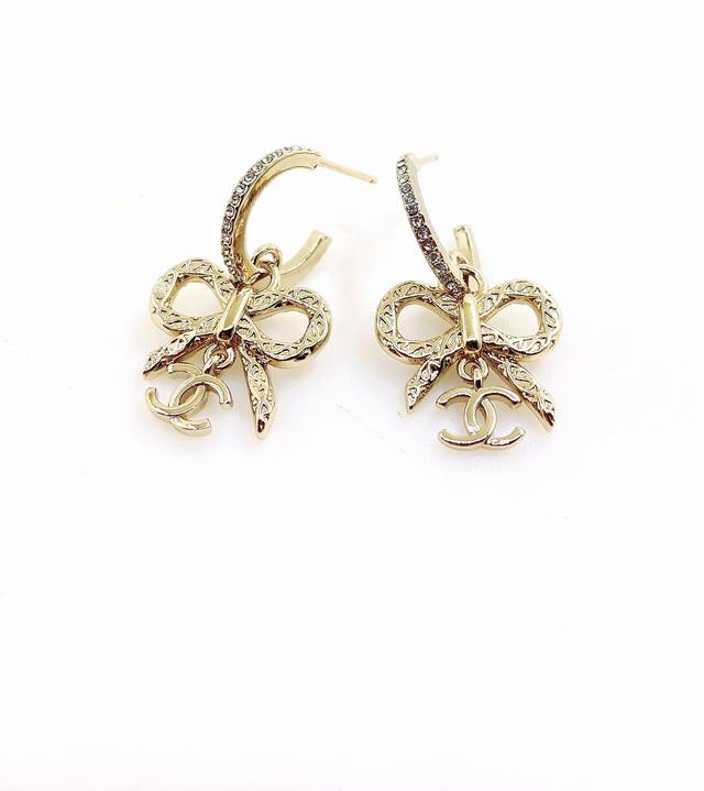 Ch*Nel latest light gold bow earrings consistent Zp brass material