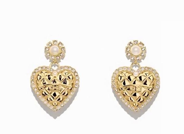 I fell in love with the Chanel heart earrings at first sight! Highly recommende
