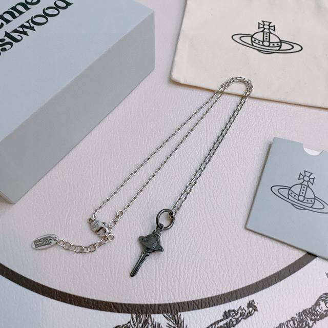 45Cm High-quality classic large Saturn necklace for both men and women. Necklace