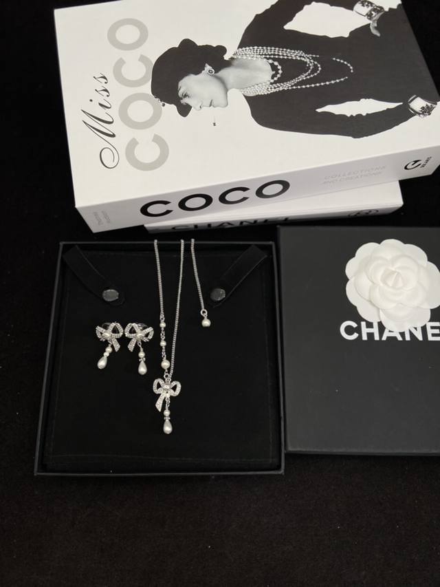 Necklace and earrings Chanel bow set The upper body is smart and elegant, direc