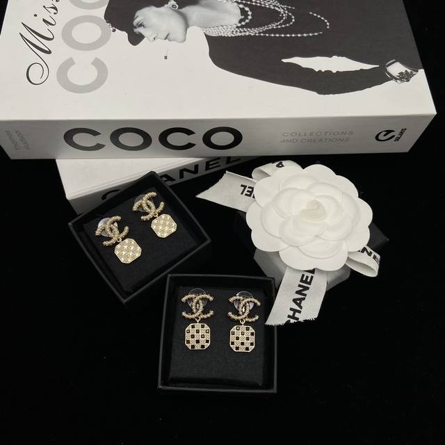 2 colors Chanel Double C square diamond earrings whoever wears it looks good, a